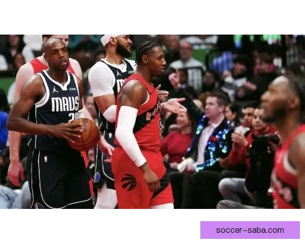 巴雷特在抢篮板时被锡安撞伤肩膀 已返回更衣室接受治疗