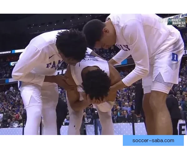 巴雷特在抢篮板时被锡安撞伤肩膀 已返回更衣室接受治疗