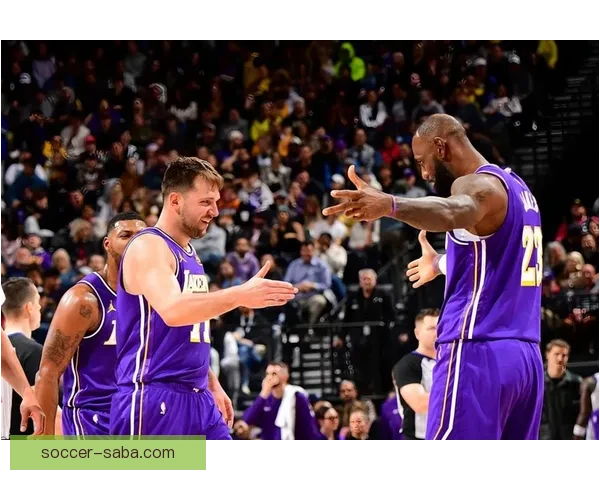 东契奇三节狂砍40分超越拉塞尔 创湖人单赛季三分新纪录 里夫斯迎重要里程碑