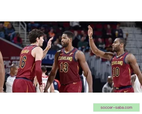 巴雷特在抢篮板时被锡安撞伤肩膀 已返回更衣室接受治疗